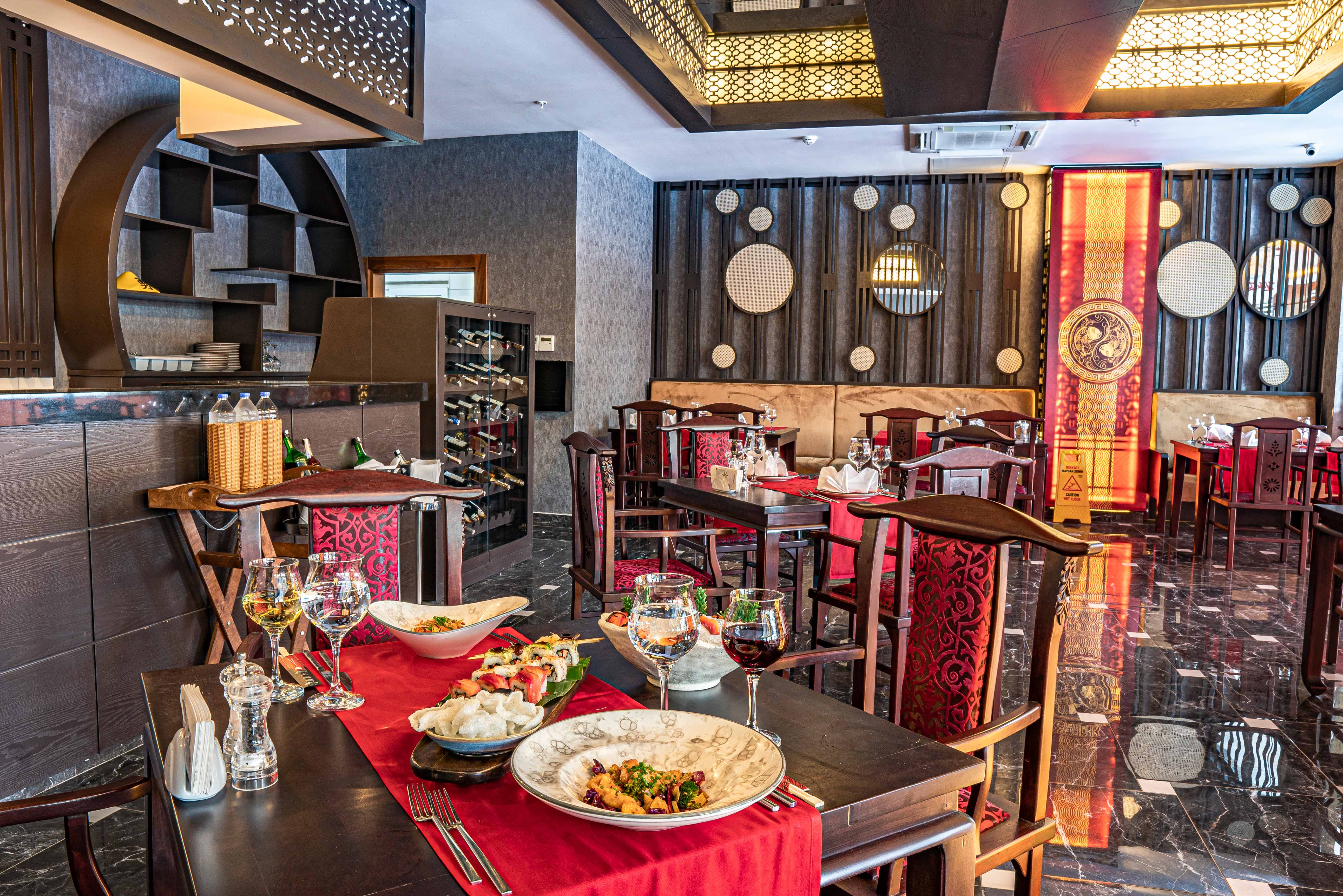 Трусиканы шешіп жатқан жалаңаш брюнеткалардың суреттері